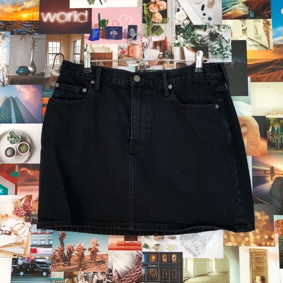 GAP Dresses & Skirts - Gap dark wash denim skirt- size 31